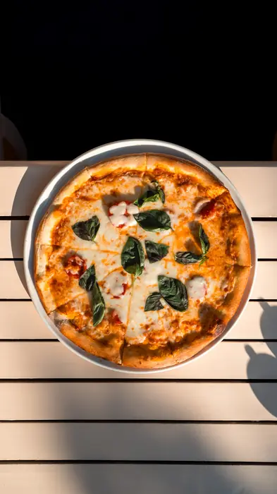Fesleğenli pizza