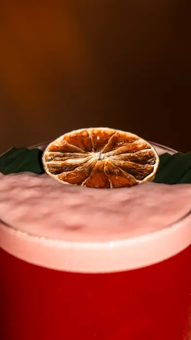 Kurutulmuş portakal dilimli pembe kokteyl